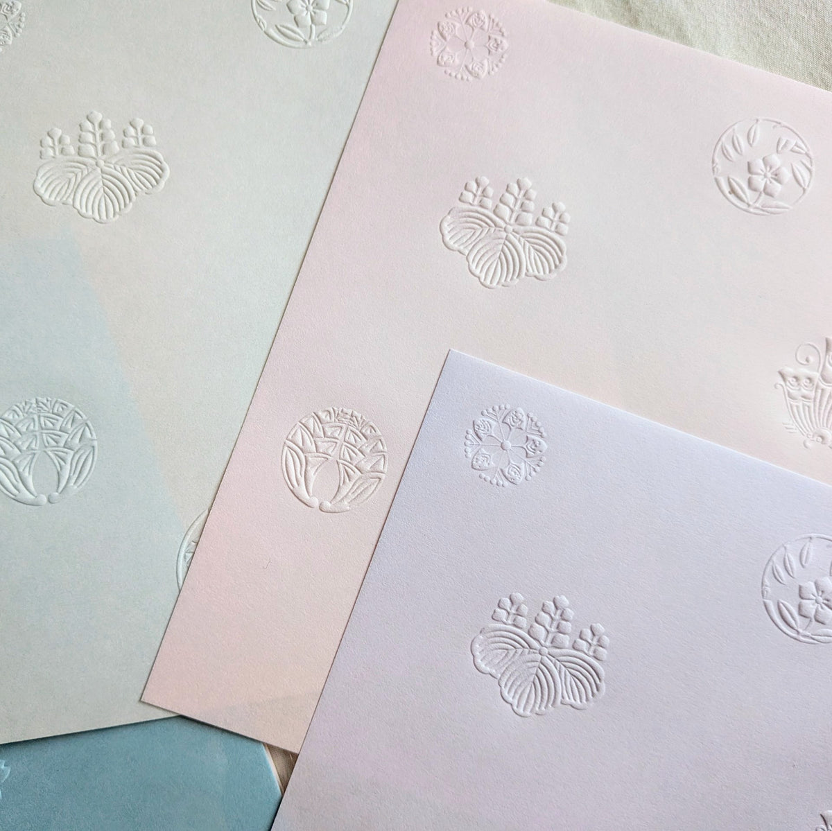 Tsujitoku / Japanese Kaishi Paper (Embossed) -Traditional Crests (Set of 4 Colors)